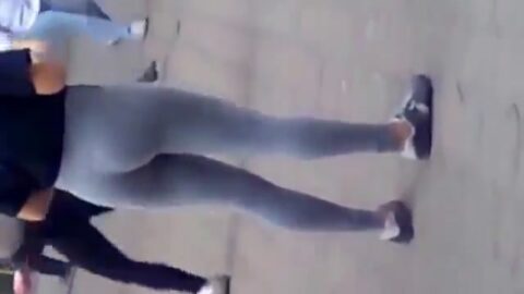 Una joven recibe un puñetazo en la pierna en la calle