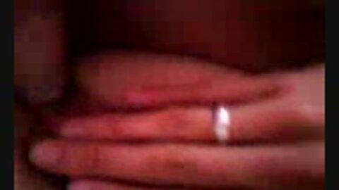 Una joven traviesa graba a su novio metiéndose con ella.