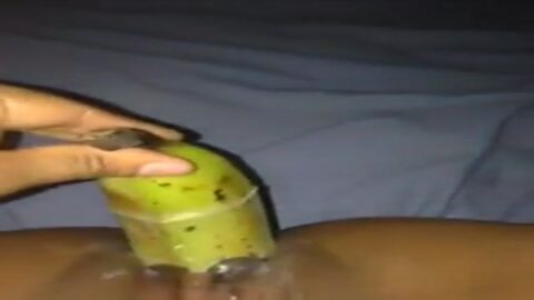 Usó un plátano en su coño como consuelo.