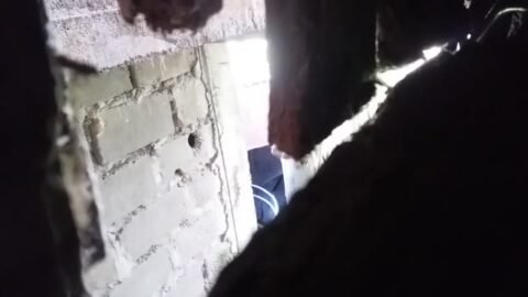 Vecina atrapada en el patio tomando una ducha