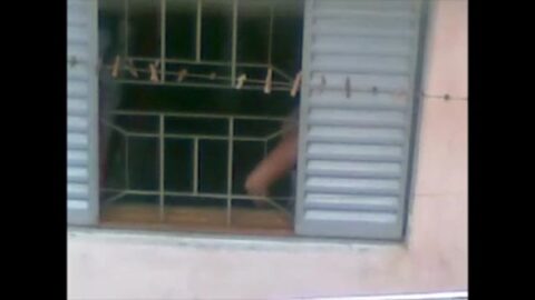 Vecina tetona pillada desnuda en la ventana