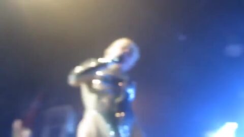 Vídeo de fans tocando el coño de Miley Cyrus.