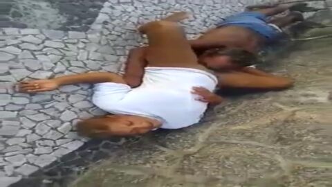 Viejo cachaceiro chupa el coño en plena calle