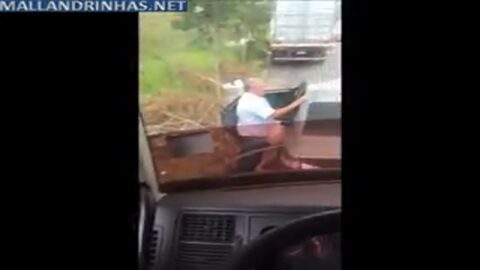 Viejo estacionó para comerse un culo y lo pillaron