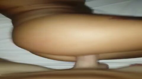 Zorra tatuada follando y gimiendo de lujuria