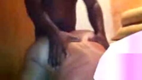 amigo cornudo comiendo esposa