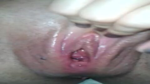 chica blanca con el coño afeitado tocándose