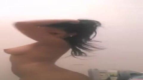 deliciosa morena pechos perfectos