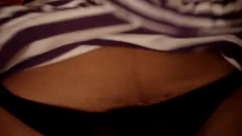 esposa quitándose las bragas sexy