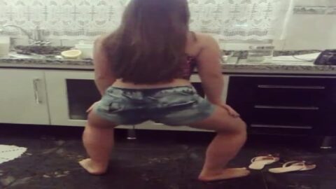 gabrielly caliente bailando en la cocina