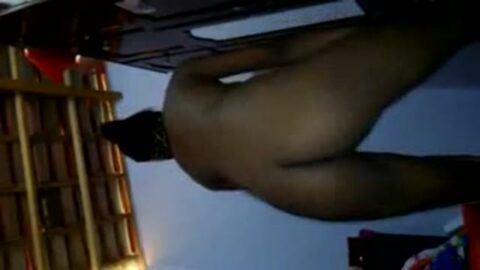 joven traviesa bailando desnuda