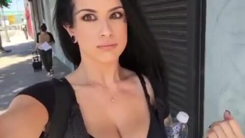 jovencita mostrando el coño en la calle