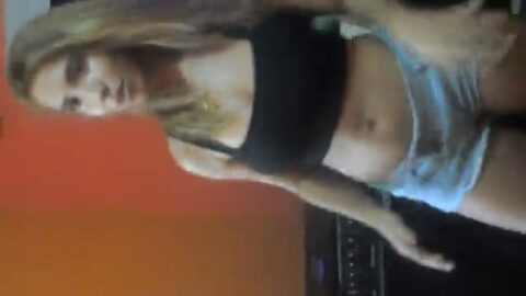 jovencita muy traviesa baila en video casero