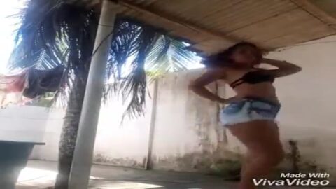 jovencita traviesa en facebook bailando