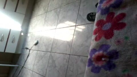 juguete de perforación de niña traviesa