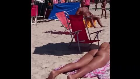 puta pillada en la playa