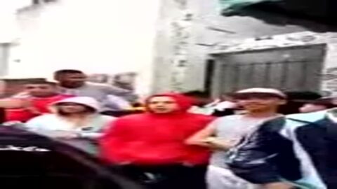 quejándose con la joven en el baile funk callejero