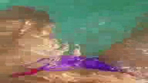 rubia en bikini en la piscina