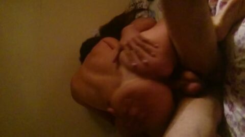 sentado en la polla de su amigo policía y el cornudo filmando