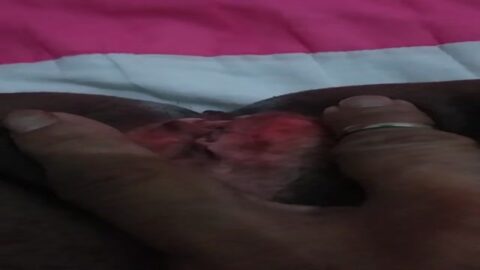 zap corona mostrando el coño