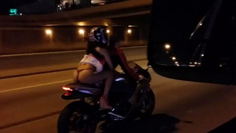 ¡ATRAPÉ A UNA CHICA CALIENTE PAGANDO EN BRAGUITAS EN EL CAMINO!