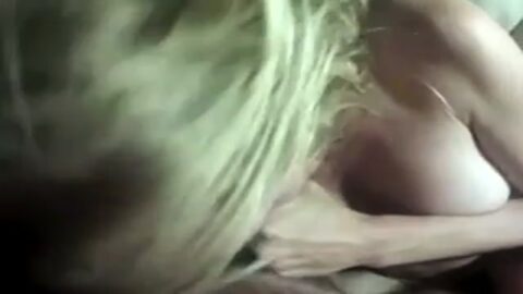 ¡Jovencita traviesa teniendo buen sexo!