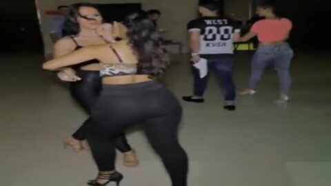 ¡¡¡Dos chicas calientes bailando con mallas ajustadas!!!