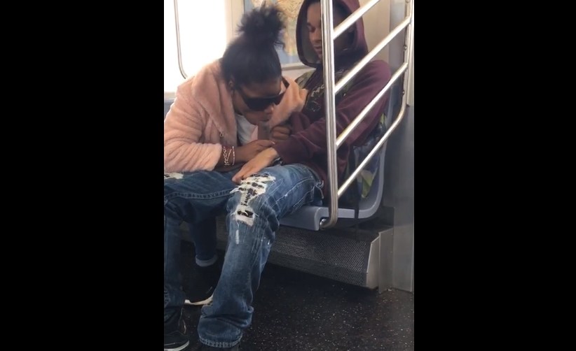 Se lo Chupa a su novio en el metro