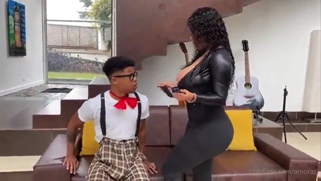 La culona Amorazz se folla al jovencito Lil D